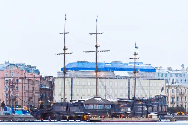 Río y punto de referencia en Sankt Petersburg — Foto de Stock