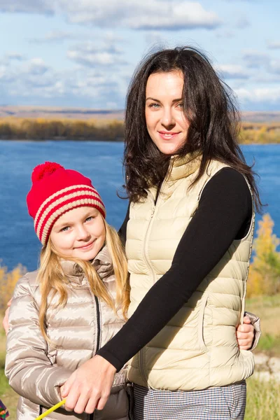 Mor og datter om høsten – stockfoto