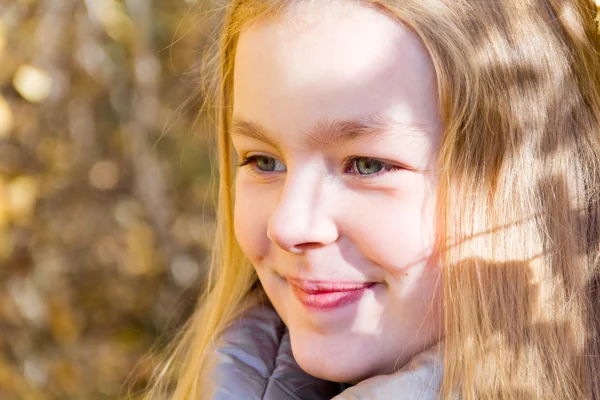 Mädchen im Herbst — Stockfoto