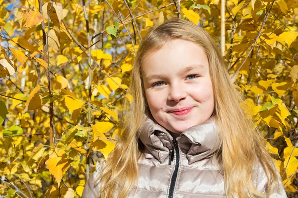 Mädchen im Herbst — Stockfoto