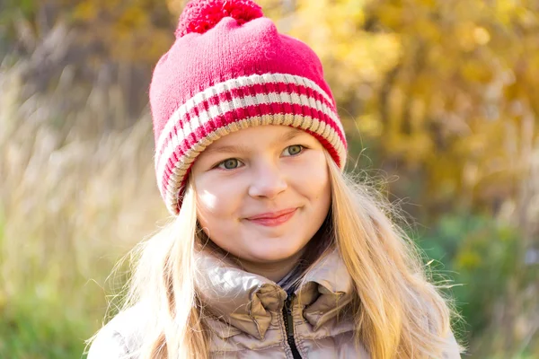 Girl in het najaar van — Stockfoto