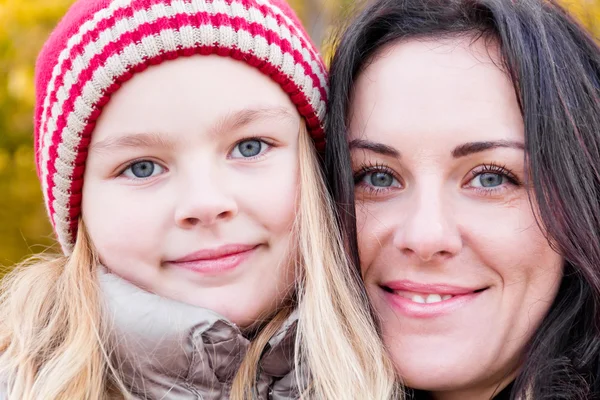 Mother and daughter in autumn — Stock Photo, Image