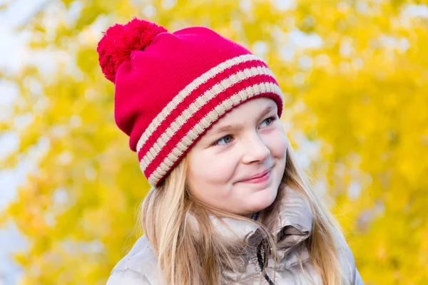 Girl in autumn — Stock Photo, Image