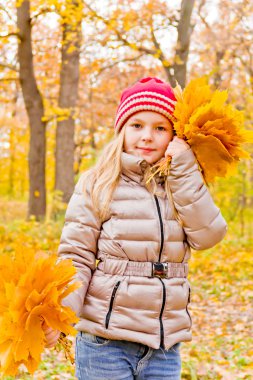 sonbaharın sevimli dans eden kız