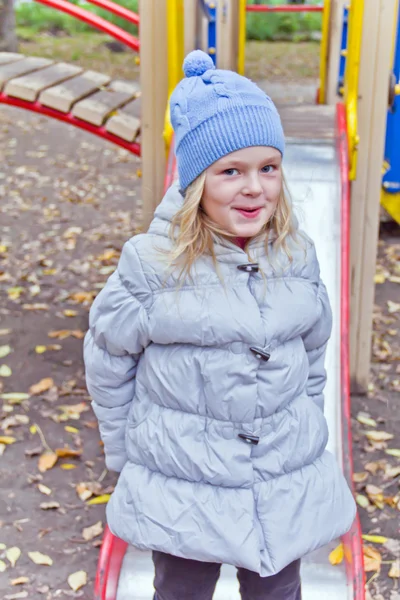 Leuk meisje in de herfst — Stockfoto