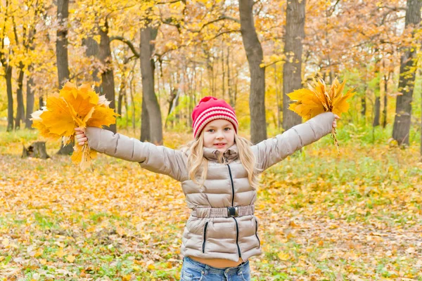 Schattig dansende meisje in de herfst — Stockfoto