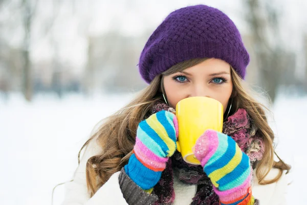 Retrato de la chica hermosa al aire libre 1 — Stockfoto