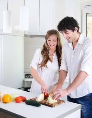 birlikte yemek hazırlayacak