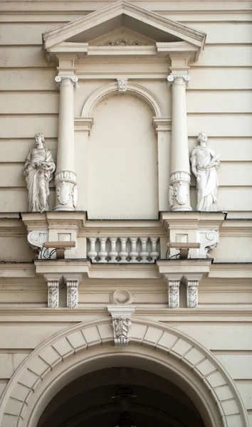 Dos esculturas en el ayuntamiento de Novi Sad — Foto de Stock