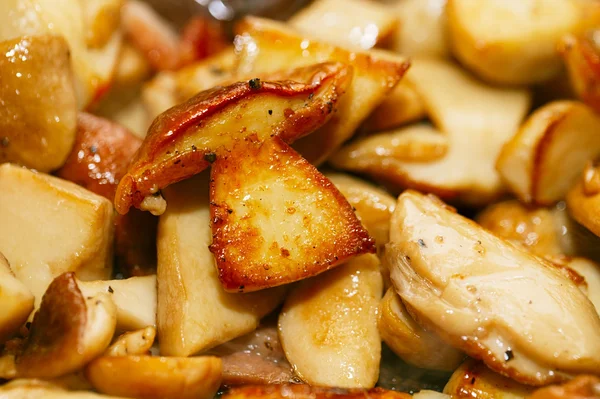 Boletus frituren witte champignons in een pan, ondiep dof — Stockfoto