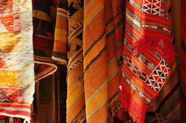 Marockanska mattor i en gatubutik souk — Stockfoto