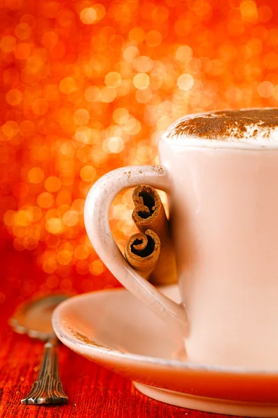 Xícara festiva de bebida quente com paus de canela e gl vermelho dourado — Fotografia de Stock