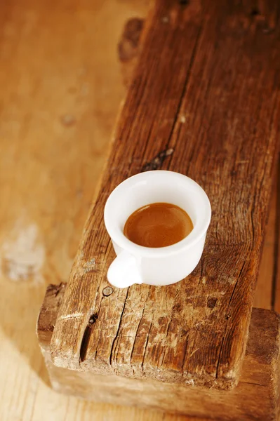 Espresso-Kaffee in dicker weißer Tasse auf alter Holzbank — Stockfoto