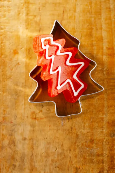 Weihnachtsbaum rote Bonbons im Ausstecher, Holzhintergrund — Stockfoto