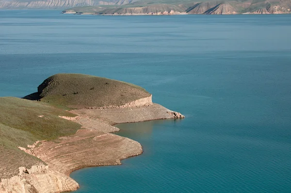 Toktogul highland lago de montanha no Quirguistão — Fotografia de Stock