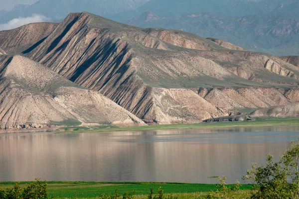 Toktogul lago de montaña en Kirguistán — Foto de Stock