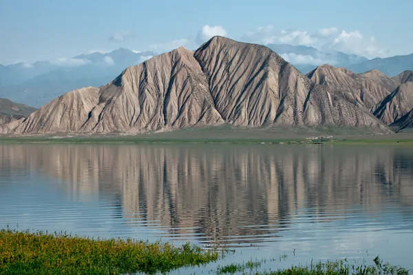 Toktogul lago de montaña en Kirguistán — Foto de Stock