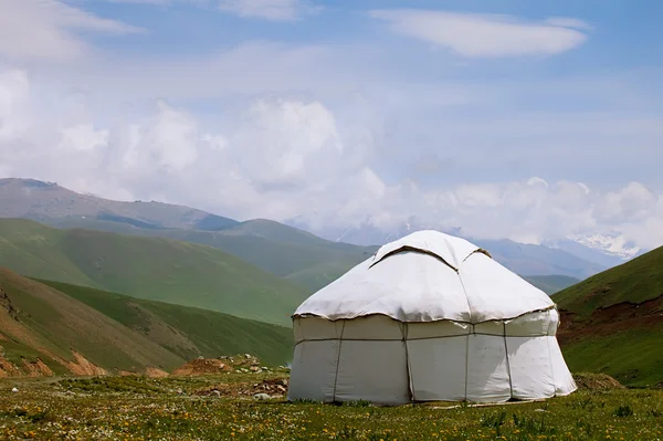 Igazi Pásztor jurta a Kirgizisztán Tien-Shan hegy, alabel-hágó — Stock Fotó