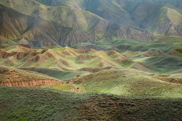 绿色的群山高原山风景，用阳光的修补程序 — 图库照片