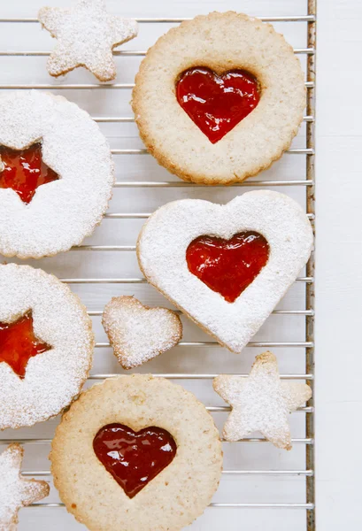 Linzer házi sütik és szív alakú málna lekvár ablak — Stock Fotó