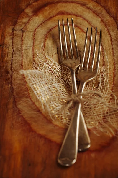 Två gaffel bundna av strängen på gamla trä, selektiv fokus, grunt gör — Stockfoto