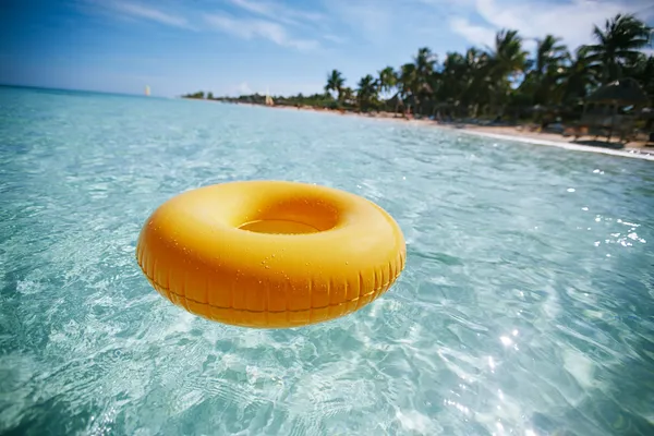 Schwimmender Ring auf blauem, klarem Meer mit Strand, flacher Dof — Stockfoto