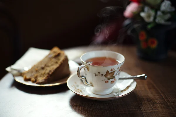 Geleneksel çay ve kek üzerine ahşap kafe masa — Stok fotoğraf