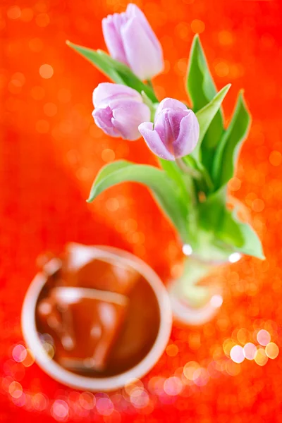 Tulipa flores da primavera com xícaras de café — Fotografia de Stock