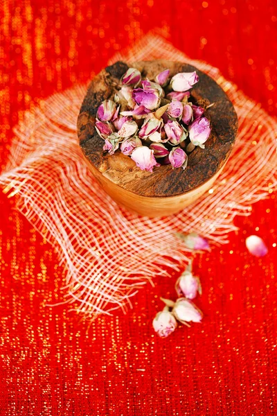 Bourgeons de thé rose dans un bol en bois — Photo