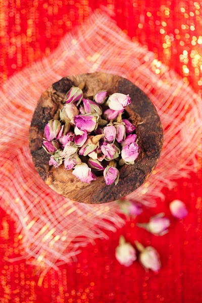 Botões de chá rosa em tigela de madeira — Fotografia de Stock