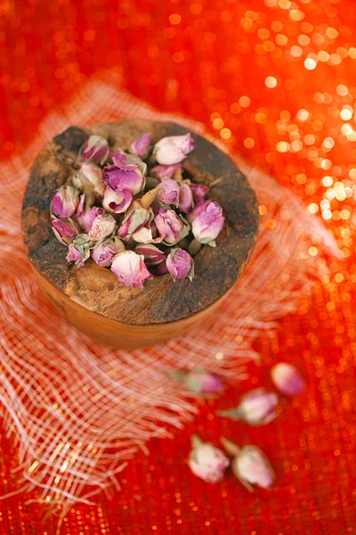 Brotes de té rosa en cuenco de madera — Foto de Stock