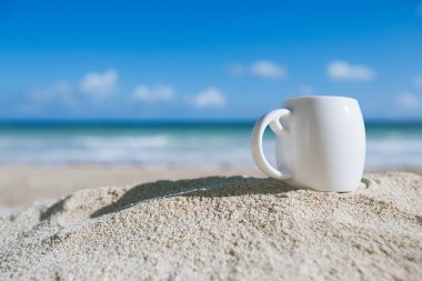 okyanus, plaj ve deniz manzarası ile beyaz espresso kahve Kupası