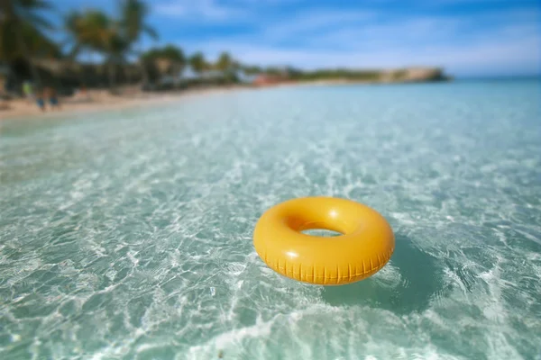 Anel flutuante no mar azul claro com praia, dof raso — Fotografia de Stock