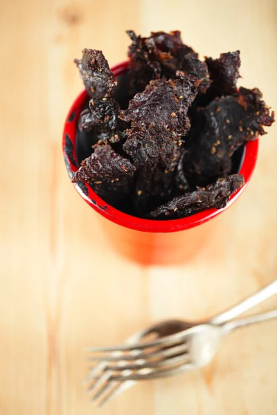 Jerky rundvlees - zelfgemaakte droog genezen gekruid vlees — Stockfoto