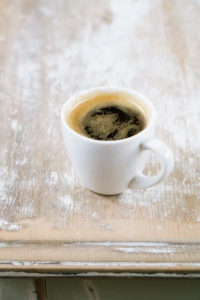 Espressokaffe och mandel på gamla rustika bord — Stockfoto