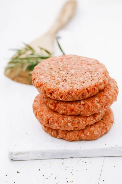 Hamburguesas crudas para hamburguesas, en una pila —  Fotos de Stock