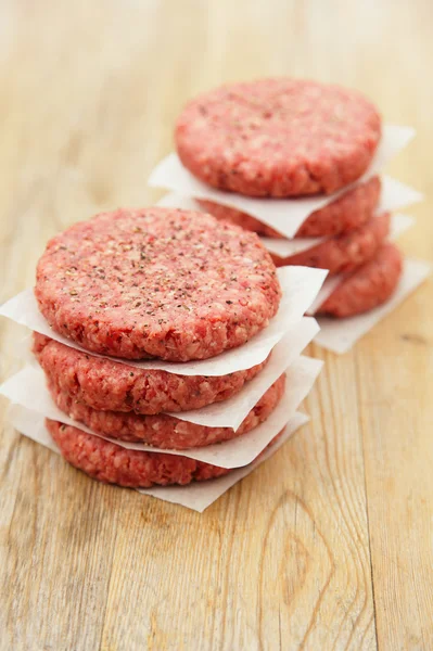 Hamburger crudi per hamburger, in un mucchio — Foto Stock