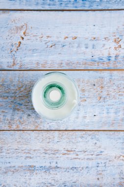 retro botellita de leche en la mesa de madera vieja