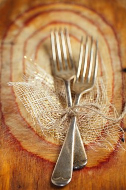 eski ahşap, seçici odak üzerinde yazıt ile bağlı iki çatal sığ mı