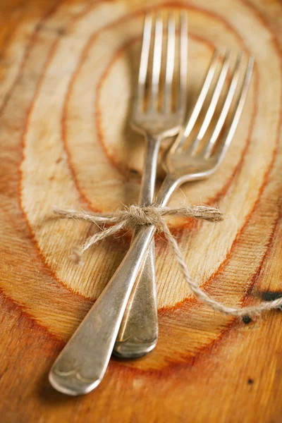 Två gaffel bundna av strängen på gamla trä, selektiv fokus, grunt gör — Stockfoto