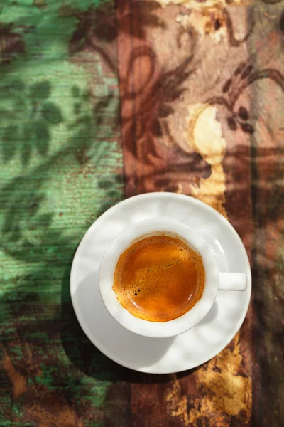 Espresso-Kaffeetasse auf rustikalem Tisch mit Sonne — Stockfoto