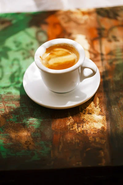 Espresso coffee cup on rustic table with sun — Stock Photo, Image