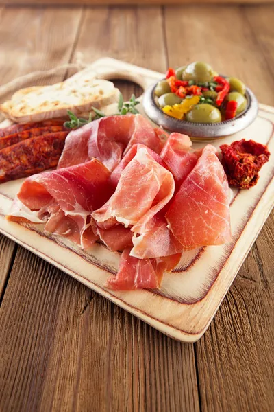 Platter of serrano jamon Cured Meat, Ciabatta, chorizo and olive — Stock Photo, Image