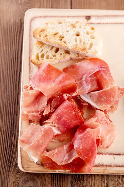 Блюдо serrano jamon Cured Meat и ciabatta — стоковое фото