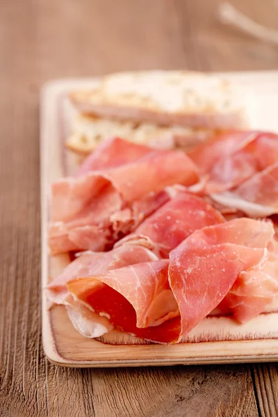 Talíř serrano jamon uzený maso a ciabatta — Stock fotografie