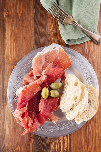 Talíř serrano jamon uzený maso, ciabatta, chorizo a olivy — Stock fotografie
