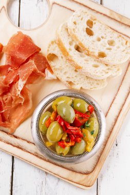 et, ciabatta, chorizo ve zeytin tabağı jamon serrano tedavi