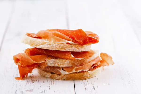 Serrano-Jamon-Pökelfleisch und Ciabatta — Stockfoto