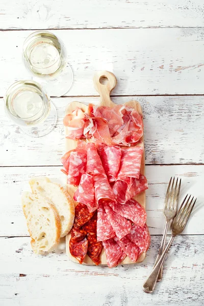 Tallrik av serrano jamon botade kött och ciabatta — Stockfoto