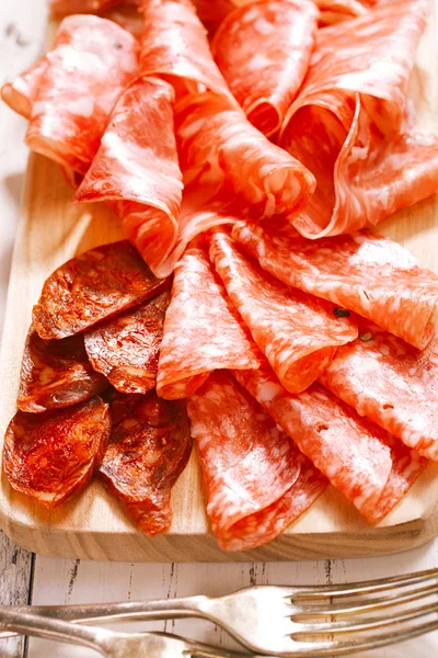 Tallrik av serrano jamon botade kött en — Stockfoto